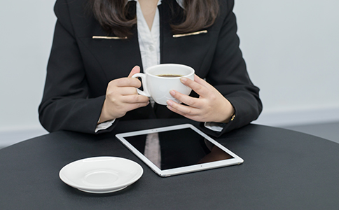 領取營業執照后，需帶上營業執照原件和法人代表身份證原件到特定單位印刻辦理備案。